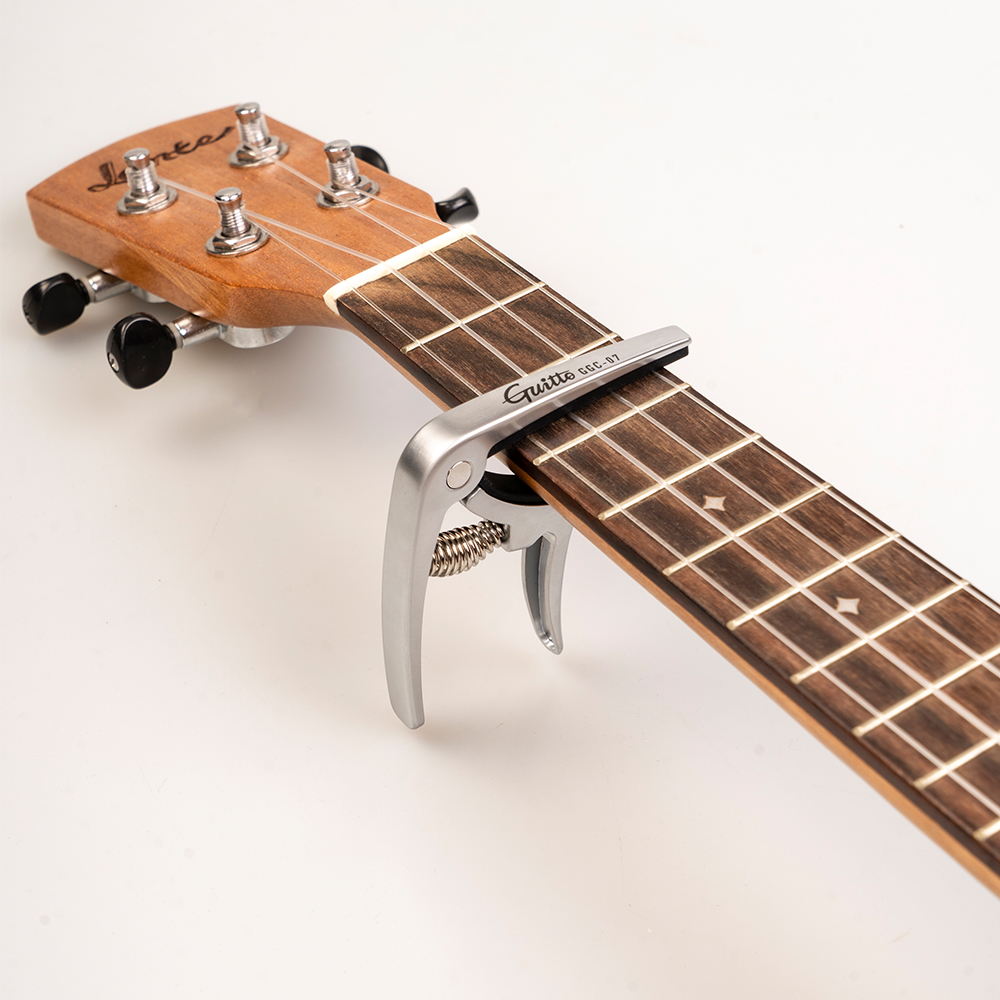 GUITTO GGC-07 Ukulele Capo Qui – Musical Instrument Organ recenzja i cena